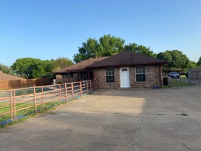 1201 Post Oak Ln in Desoto, TX - Foto de edificio - Building Photo