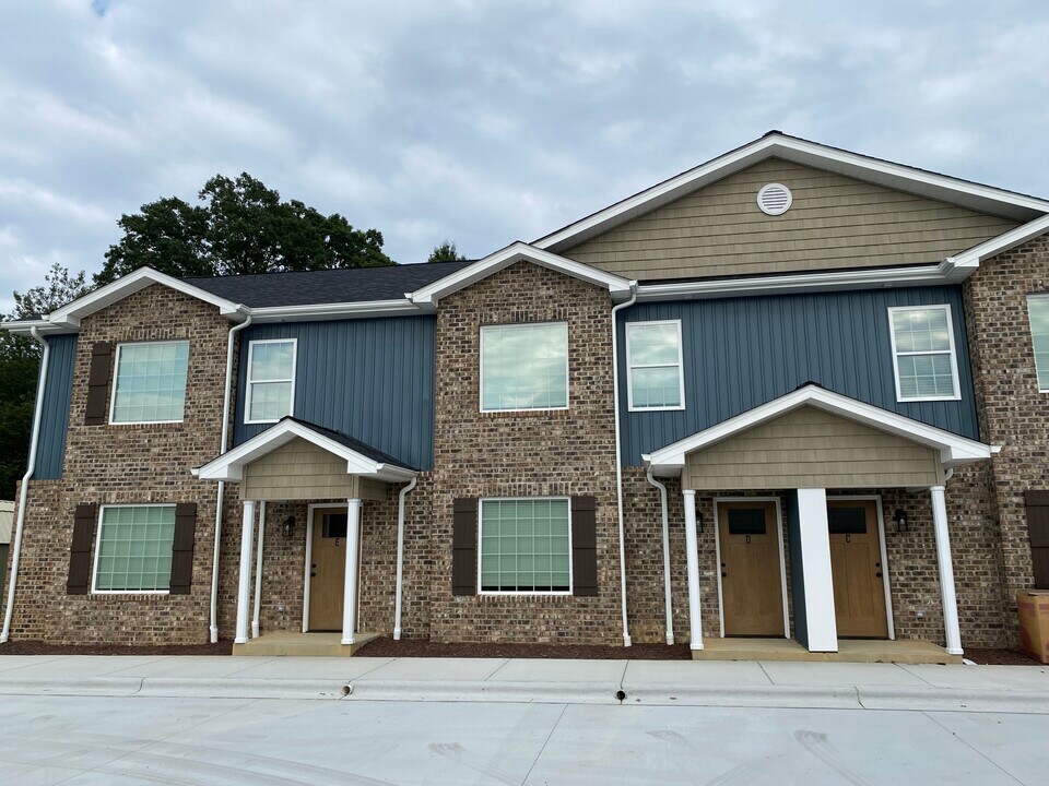 805 E Main St in Maiden, NC - Building Photo