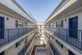 Commerce Villas Apartments in Tujunga, CA - Foto de edificio - Lobby