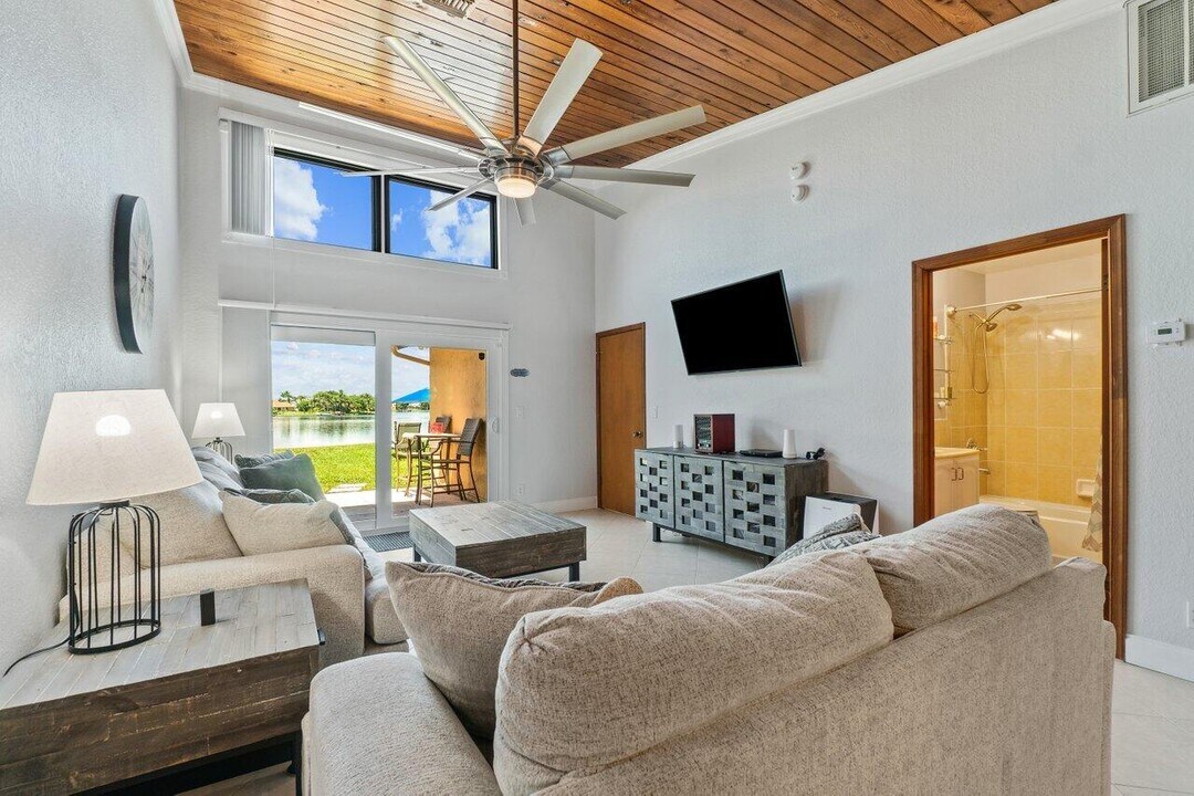 12542 Westhampton Cir in Wellington, FL - Building Photo