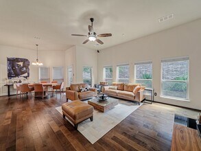 10216 Boyton Canyon Rd in Frisco, TX - Foto de edificio - Building Photo