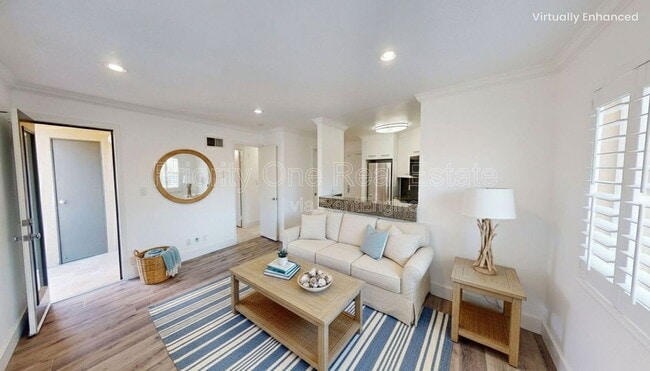 7405 Charmant Dr in San Diego, CA - Foto de edificio - Building Photo