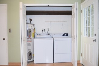 Shoreline Condo in Shoreline, WA - Building Photo - Building Photo