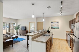 The Woodlands Apartments in Menomonee Falls, WI - Foto de edificio - Building Photo