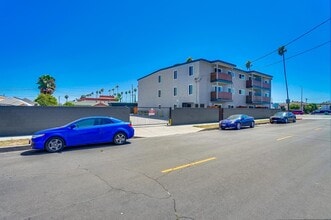 1718 N Avalon Blvd in Wilmington, CA - Foto de edificio - Building Photo