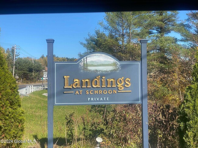 15 Landings Ct in Schroon Lake, NY - Foto de edificio - Building Photo