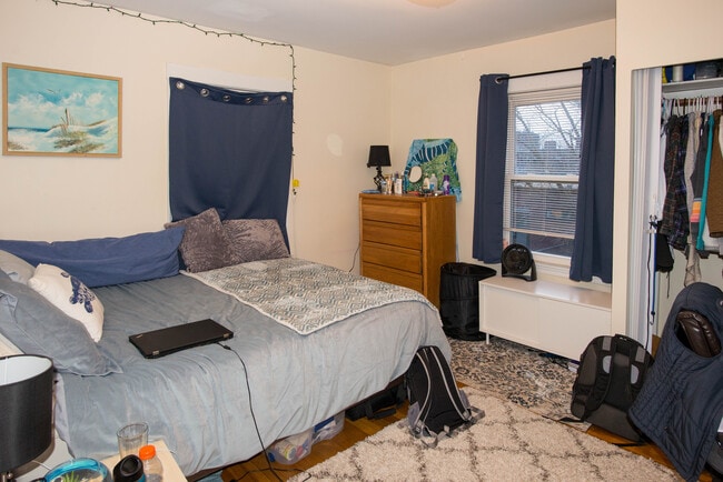 19 Sunset St, Unit 3