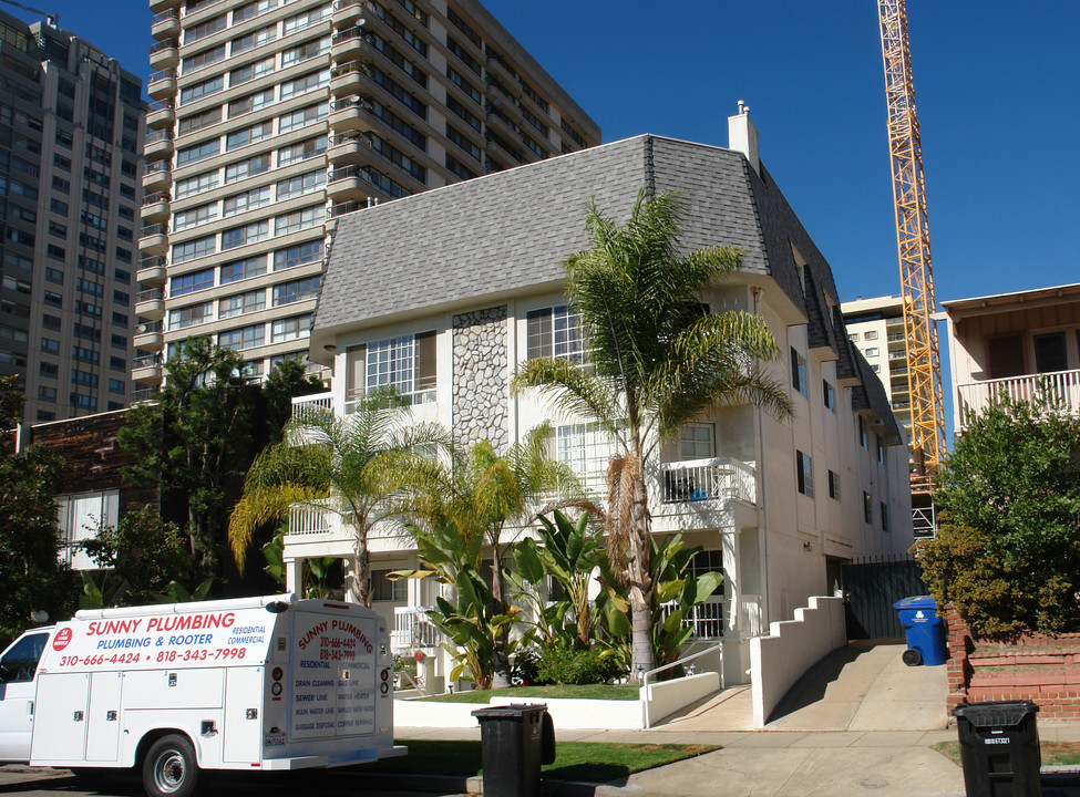 A 7 Bedroom, 2 Bathroom with a dining room in Los Angeles, CA - Building Photo