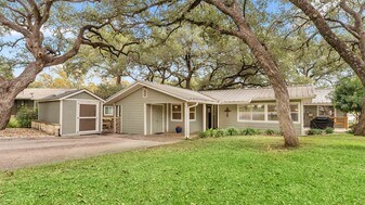 207 Elm Lodge Dr in Kingsland, TX - Building Photo