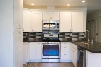 13135 Sunnybrook Cir, Unit 203 in Garden Grove, CA - Building Photo - Building Photo