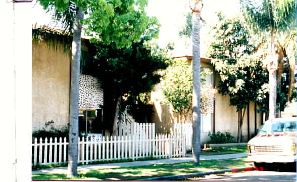 1050 E Harding St in Long Beach, CA - Foto de edificio