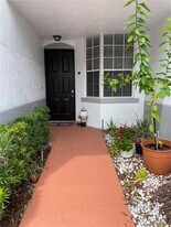 715 SW 148th Ave in Davie, FL - Building Photo