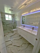 4627 W 18th St in Los Angeles, CA - Foto de edificio - Building Photo