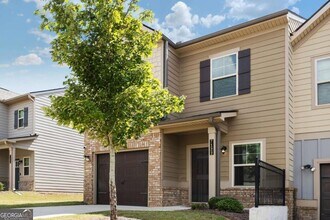 7122 Chara Ln in Atlanta, GA - Foto de edificio - Building Photo