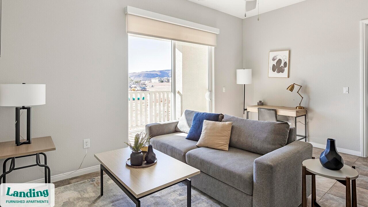 9265 W Russell Rd in Las Vegas, NV - Building Photo
