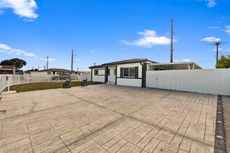 8300 NW 35th Pl in Miami, FL - Foto de edificio - Building Photo