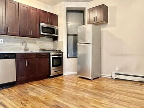 386 Manhattan Ave in New York, NY - Building Photo - Building Photo