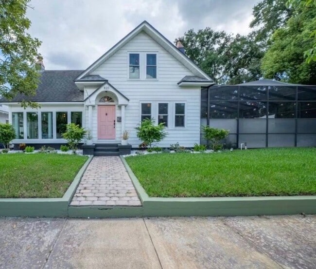 property at 820 W Amelia Ave