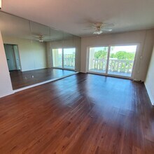 1200 N Shore Dr NE, Unit Shore Crest Condo in St. Petersburg, FL - Building Photo - Building Photo