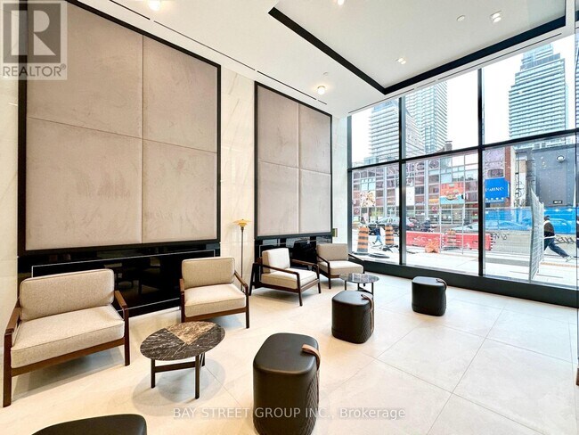 8 Wellesley St W in Toronto, ON - Building Photo - Building Photo