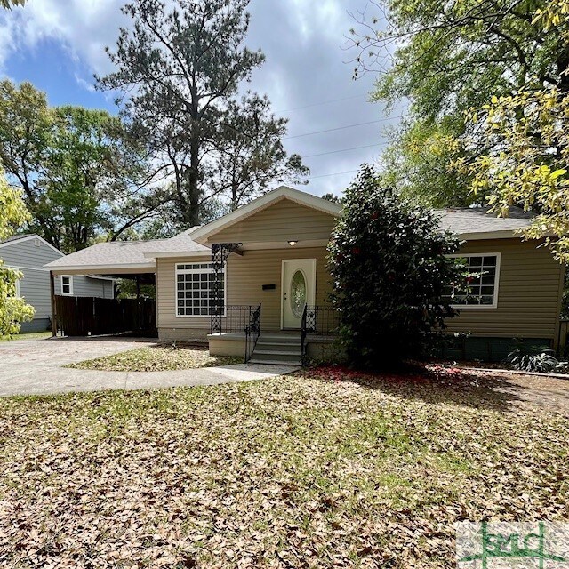 401 E 65th St in Savannah, GA - Building Photo