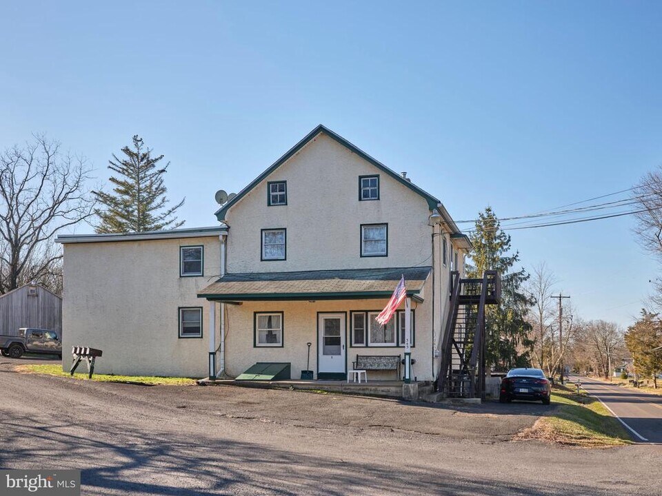 345 E Dark Hollow Rd in Pipersville, PA - Building Photo