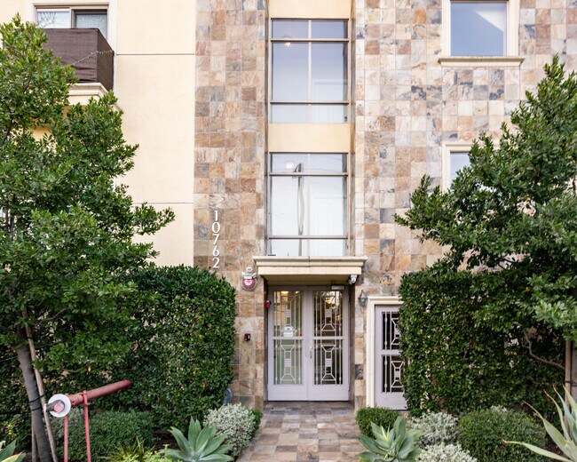 10762 Camarillo St in North Hollywood, CA - Foto de edificio - Building Photo