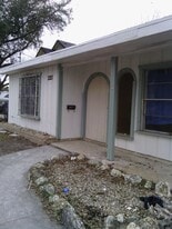 2323 Hicks Ave in San Antonio, TX - Building Photo
