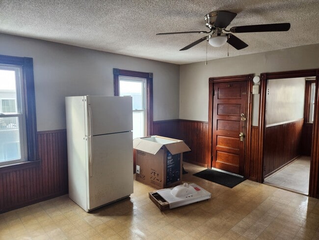 85 Bay View Ave, Unit 2 in Bristol, RI - Foto de edificio - Building Photo