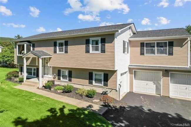 13 Regina Dr in Woodbury, NY - Foto de edificio - Building Photo
