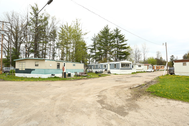 Pine Forest Home Park in Clio, MI - Foto de edificio - Building Photo