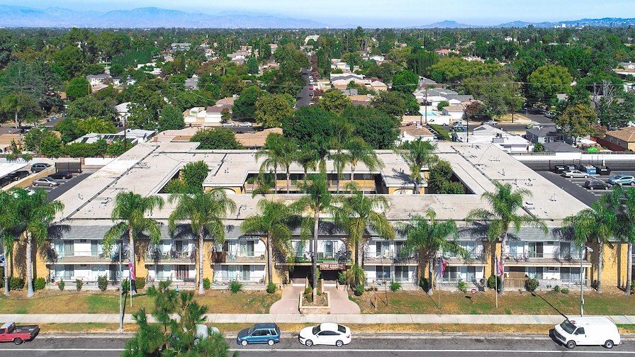 Casa Dorado in Tarzana, CA - Building Photo