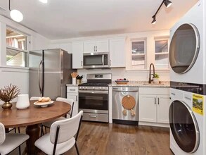 2102 W Roscoe St, Unit 2F in Chicago, IL - Building Photo - Building Photo