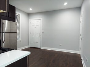 2019 N Hoyne Ave, Unit 1F in Chicago, IL - Foto de edificio - Building Photo