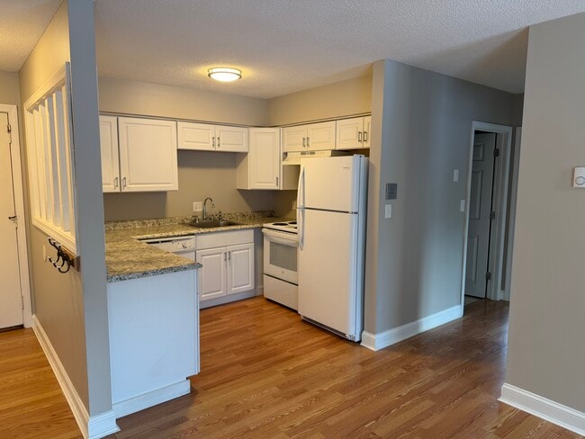 25 Mercury Dr, Unit 25B in Londonderry, NH - Foto de edificio - Building Photo