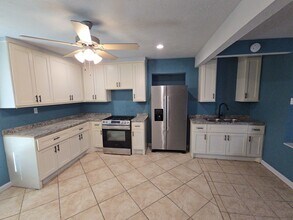 9010 Linda Vista Rd in Houston, TX - Foto de edificio - Building Photo