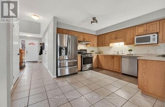 664 Columbia Forest Blvd in Waterloo, ON - Building Photo - Building Photo