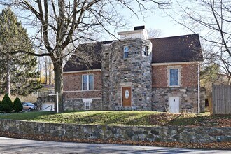 2 Hollowbrook Pl in Cortlandt Manor, NY - Foto de edificio - Building Photo