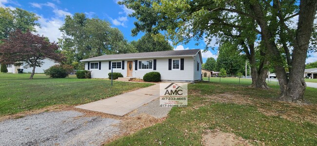 901 Kirby Ln in Aurora, MO - Foto de edificio - Building Photo