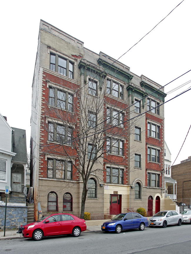 156-158 Woodworth Ave in Yonkers, NY - Foto de edificio - Building Photo