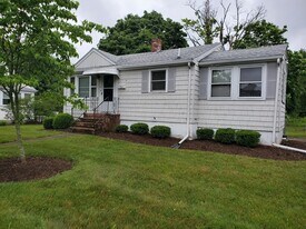 192 Spring St in Bridgewater, MA - Building Photo