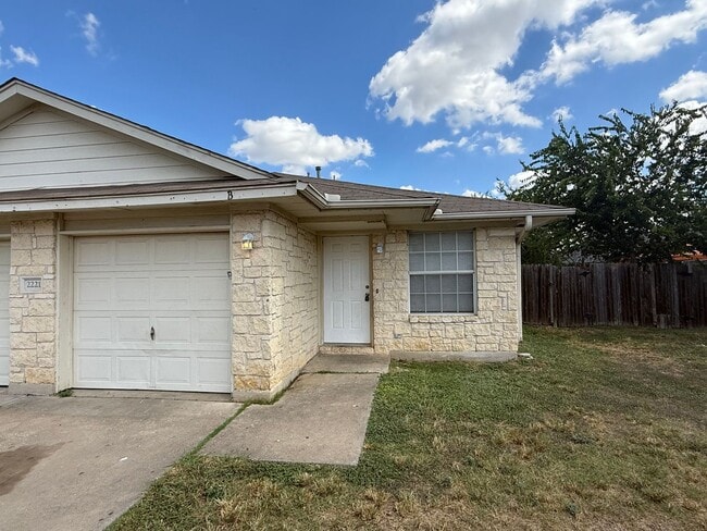 2221 Creekside Ln