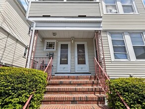 17 Cypress St, Unit #1 in Somerville, MA - Foto de edificio - Building Photo