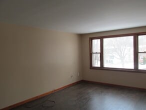 101 Dale Dr, Unit upper in North Tonawanda, NY - Building Photo - Building Photo