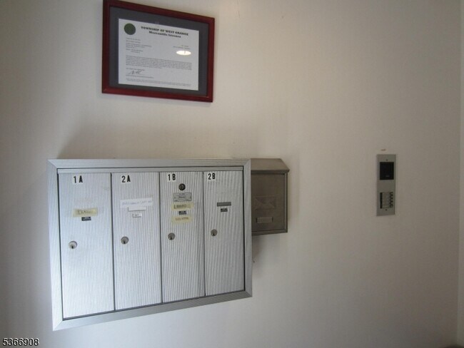105 Ashland Ave in West Orange, NJ - Building Photo - Building Photo