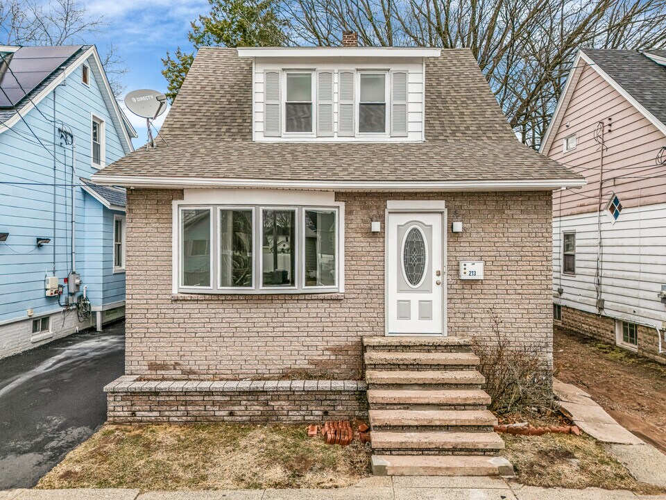 213 East Ave in West Haven, CT - Building Photo