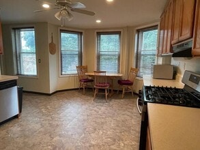 394 Riverway, Unit 4 in Boston, MA - Foto de edificio - Building Photo