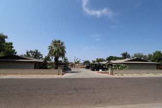 Huge one-bedroom with a large private patio in Phoenix, AZ - Foto de edificio - Building Photo