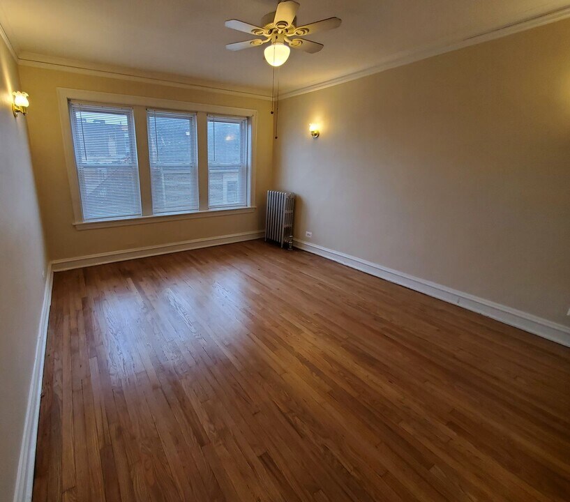 3054 W Irving Park Rd in Chicago, IL - Building Photo