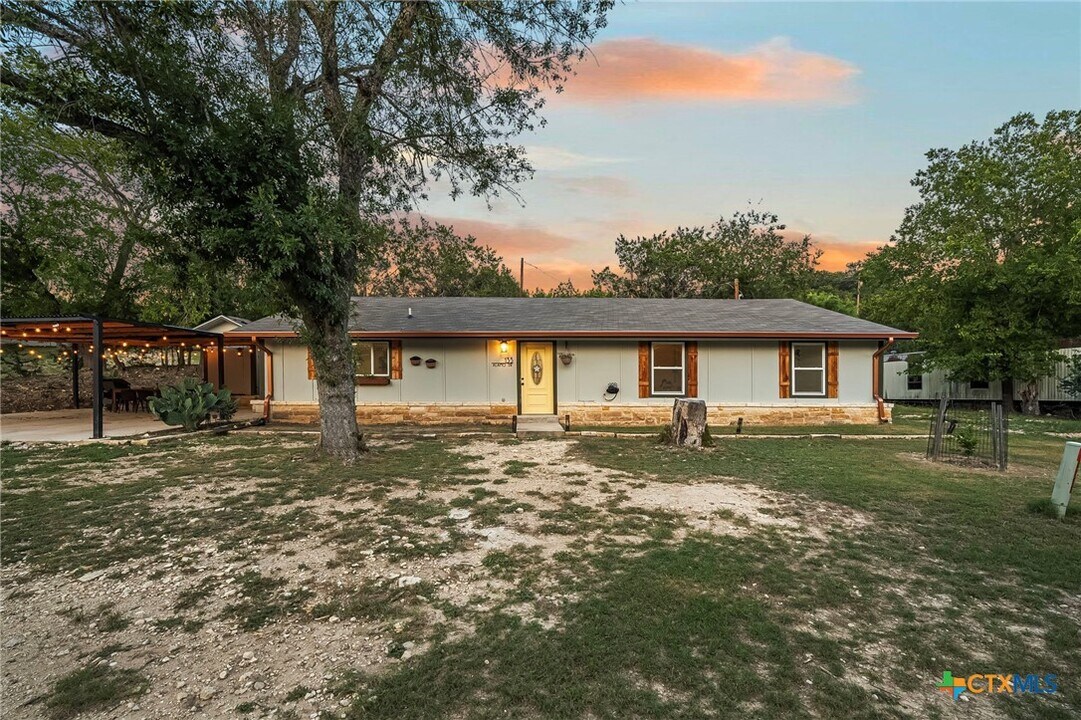 133 Alamo Dr in Lakehills, TX - Building Photo